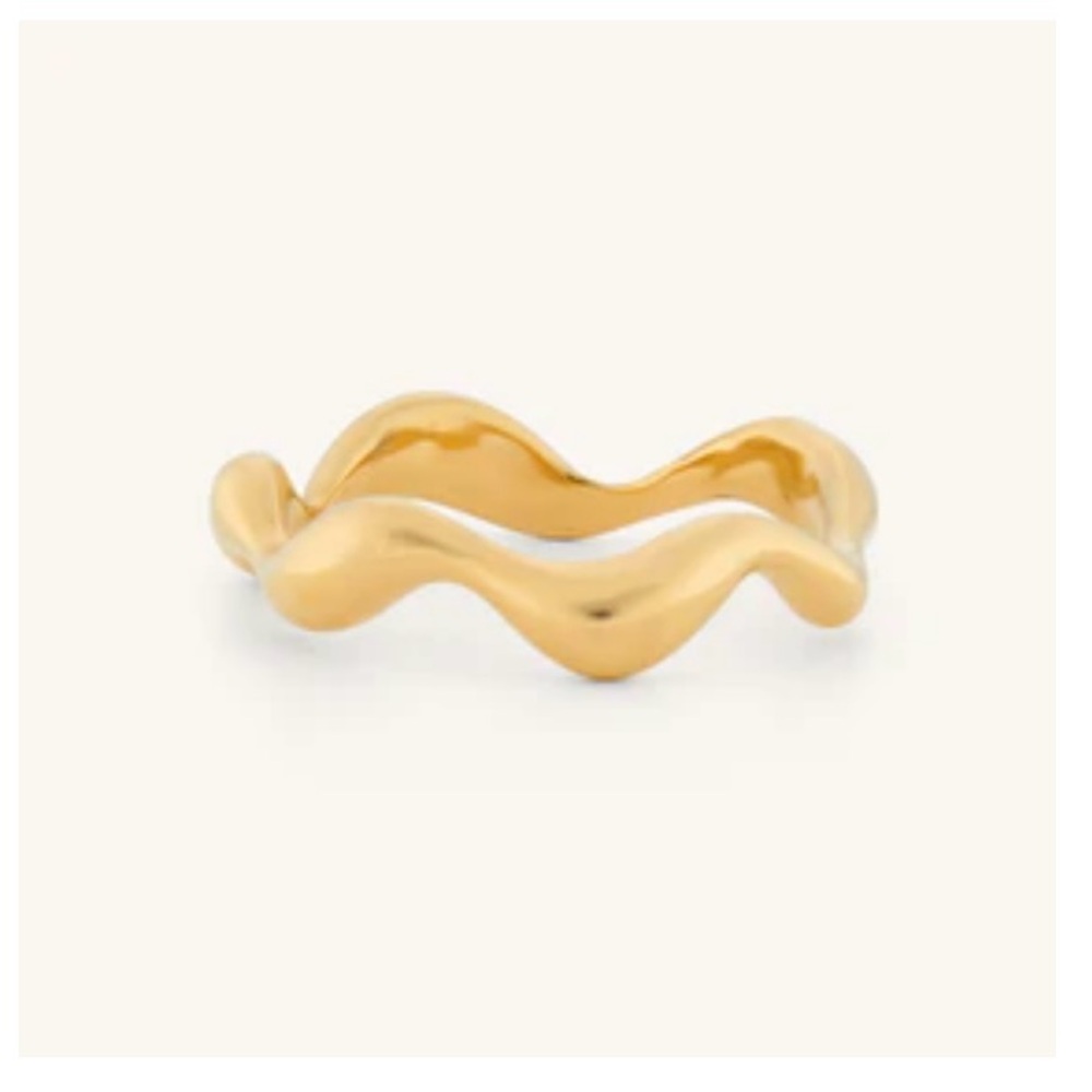 Elegant Gold Wave Ring